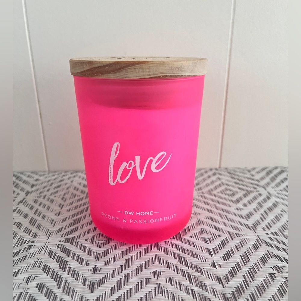 New DW HOME Love Peony & Passionfruit candle 7.5 oz